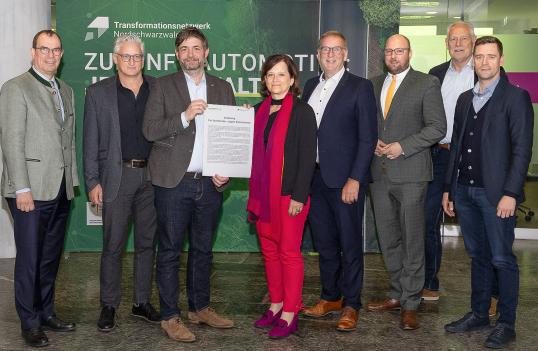 Die Unterzeichner der der Demokratie-Erklärung, unter anderem Oberbürgermeister Frank Schneider (ganz links).