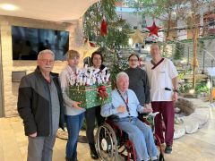 Schulsozialarbeit überreicht einen Weihnachtsgruß von Kindern für Senioren