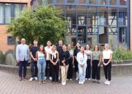 Begrüßung der neuen Auszubildenden im Rathaus Mühlacker. Von links nach rechts: Oberbürgermeister Frank Schneider, die zehn neuen Azubis, Andrea Wein, Personalsachgebietsleitung, sowie Sophie Ritschel von der Personalstelle, die die Azubis in ihrer Einführungswoche begleitete.