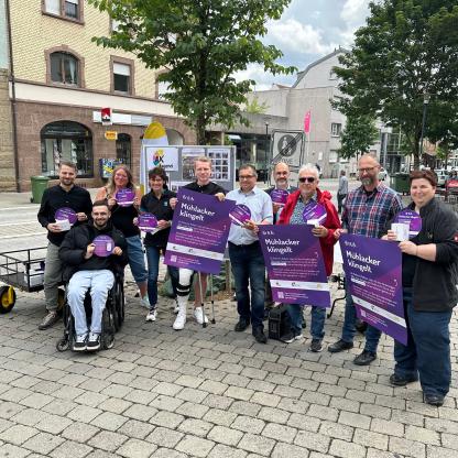 Mitglieder des AK Jugend, der Arbeitsgruppe "Inklusives Mühlacker", der Stadtverwaltung und des Citymanagements beim Start der Aktion. 