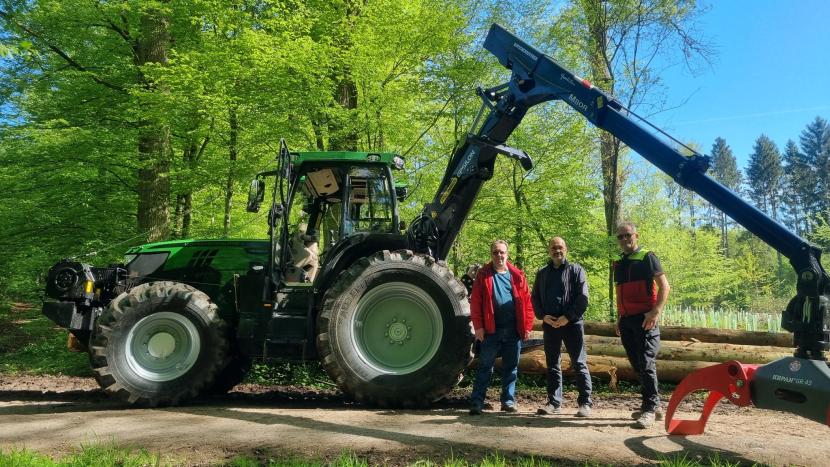 Der neue Forstuniversalschlepper. Davor von links nach rechts: Thomas Brandl, Amtsleiter des Grundstück- und Gebäudemanagements, Bürgermeister Armin Dauner und Lothar Grözinger, Forstmitarbeiter und Maschinenführer. 