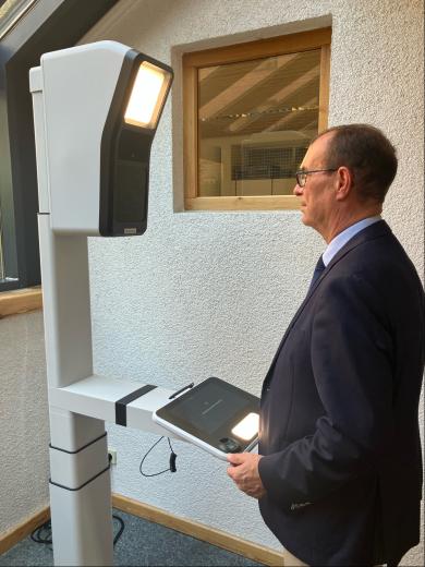 Oberbürgermeister Schneider bei der Nutzung des PointID-Gerätes