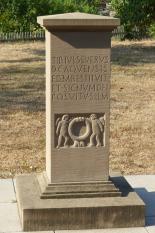 Kopie eines römischen Weihesteins, der 1898 bei Arbeiten in der Kirche St. Peter in Dürrmenz gefunden wurde.