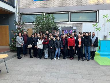 Die Jugendlichen der Musikschule Associazione J. Vittorelli mit der Rektorin der Mörike-Realschule Frau Maisel (1.von links), der Dirigentin Michela Battocchio (3. von links) und Frau Malvasi, Lehrerin der Mörike-Realschule (vorne 3. von rechts) im Innenhof der Mörike-Realschule