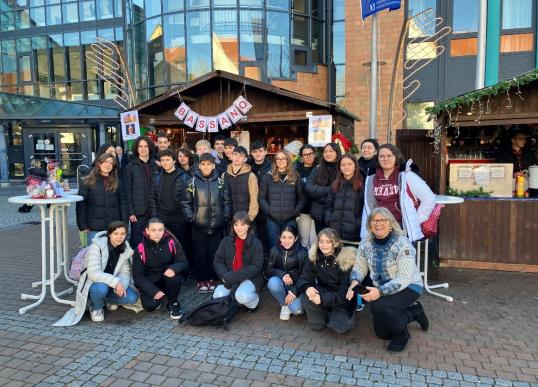 Die Jugendlichen der Musikschule Associazione J. Vittorelli mit Daniela Bellò von „Pro Bassano“ (vorne, 1.von rechts) vor dem Weihnachtsmarkt-Stand unserer Partnerstadt Bassano del Grappa