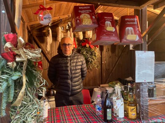 Giovanni aus Bassano del Grappa im diesjährigen Verkaufsstand am Mühlacker Weihnachtsmarkt.