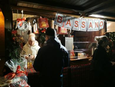 Gerade am Abend ist der Stand gut besucht.